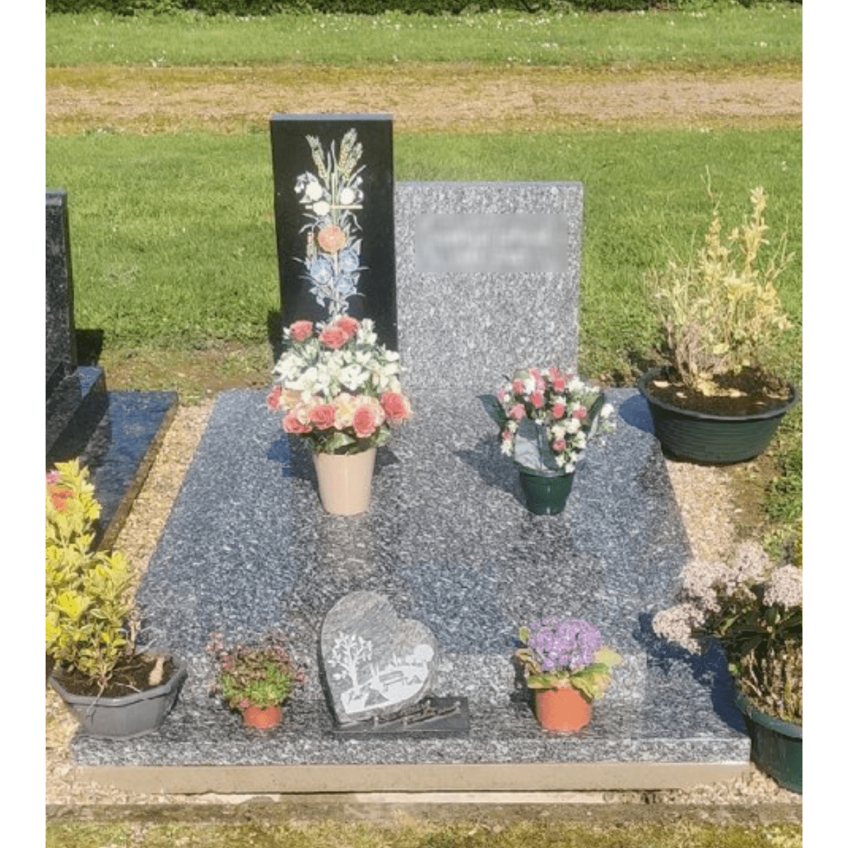 Monument Rodesi avec stèle en Bleu du Lac et Noir, cimetière en Seine-Maritime (76)